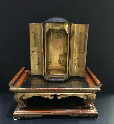 Antique Japanese Black Laquered and Gilt Wood Lacquered Zushi (Shrine) With Bishomon Wood Figure - View of the Interior